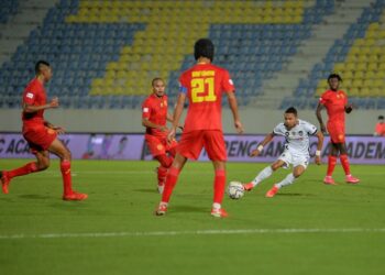 PEMAIN sayap Terengganu FC, Faisal Abdul Halim dikepung empat pemain Selangor ketika pertemuan kedua-dua pasukan di Stadium Sultan Mizan Zainal Abidin, Kuala Nerus malam ini. - UTUSAN/PUQTRA HAIRRY ROSLI