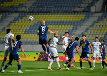 KAPTEN Sabah, Risto Mitrevski (5) menanduk bola keluar dari kawasan  bahaya ketika bertemu Terengganu FC dalam aksi Liga Super di Kuala Nerus semalam. UTUSAN/PUQTRA HAIRRY ROSLI