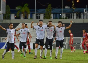 MOHD.  Ramzi Sufian (kanan) meraikan gol Terengganu II bersama rakan sepasukan dalam aksi Liga Perdana bertemu PDRM, hari ini.  - UTUSAN/PUQTRA HAIRRY ROSLI