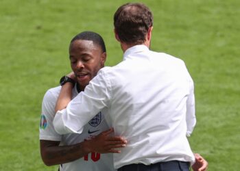 JURULATIH England, Gareth Southgate memeluk pemain hadapan, Raheem Sterling ketika pertukaran pemain selepas beliau berjaya mencatat gol ketika menentang Croatia dalam aksi Kumpulan D Euro 2020. - AFP