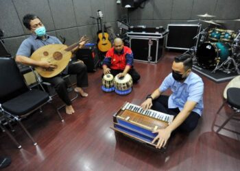 Amin Kalid (kanan) memainkan alat muzik harmonium yang menjadi indentiti  ghazal di Yayasan Warisan Johor, Johor Bahru. -UTUSAN/RAJA JAAFAR ALI