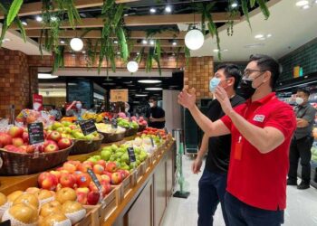 Pengarah Operasi Kumpulan Jaya Grocer, Daniel Teng dan Anthony Tan meninjau bahagian makanan segar di Jaya Grocer DC Mall, Damansara.