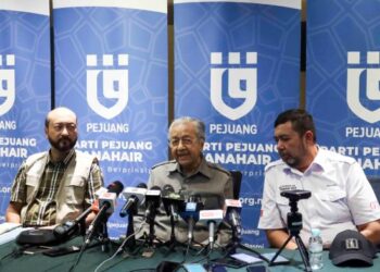 TUN Dr. Mahathir Mohamad ketika mengadakan sidang akhbar khas di Putrajaya. -UTUSAN/FAISOL MUSTAFA