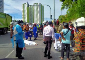 ANGGOTA pasukan keselamatan melihat mayat seorang gadis yang terkorban dalam kemalangan bersama bapanya di Bayan Lepas, Pulau Pinang hari ini.