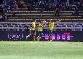 AMIRBEK Juraboev meraikan jaringannya bersama rakan sepasukan ketika menundukkan Perak 3-0 dalam perlawanan Liga Super di Stadium Darul Aman. -UTUSAN/SHAHIR NOORDIN