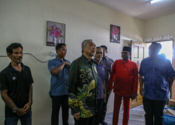 AHMAD Zahid Hamidi (tengah) melawat dan meninjau rumah mangsa banjir Kampung Iboi yang telah siap dibina oleh KEDA di Desa KEDA Sadek, Kupang di Baling. -UTUSAN/ SHAHIR NOORDIN