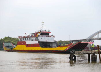 FERI pengangkut kenderaan Langkawi Kedah RORO telah memulakan operasinya ke Pulau Langkawi di Jeti Kuala Kedah. - UTUSAN/ SHAHIR NOORDIN