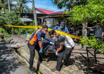 ANGGOTA polis mengangkat mayat seorang wanita OKU lembam yang ditemukan mati di rumahnya di Pekan Ayer Hitam, Jerlun. - UTUSAN/SHAHIR NOORDIN