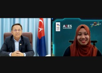 Menteri Besar Johor mendengar testimoni daripada Umi Farah Nabila Binti Mohzan dari Kampung Sawah Dato’, Mersing yang telah mengikuti Program Rintis Aplikasi Web ACES I4.0.