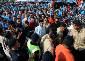 ANWAR Ibrahim meluangkan masa singgah ke Himpunan Madani Kedah yang diadakan di Dataran Stargate, Alor Setar. -UTUSAN/SHAHIR NOORDIN