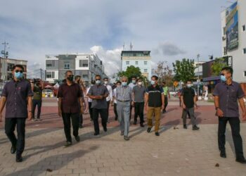 DR. MAHATHIR Mohamad ketika meninjau kawasan persekitaran Pantai Chenang di Langkawi hari ini.