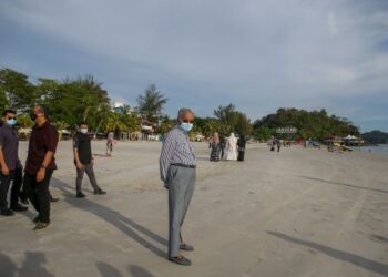 DR. MAHATHIR Mohamad ketika mengadakan tinjauan di Pantai Chenang di Langkawi, Kedah.