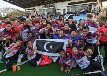 PEMAIN  THT meraikan kejayaan muncul juara Liga Hoki Malaysia 2023 selepas menundukkan pasukan TNB di Stadium Hoki Batu Buruk (SHBB), Kuala Terengganu, sebentar tadi. - UTUSAN/PUQTRA HAIRRY ROSLI