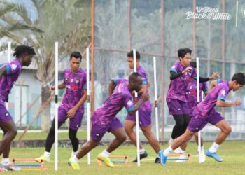 PEMAIN Terengganu menjalani latihan akhir menjelang pertemuan menentang Sri Pahang hari ini.