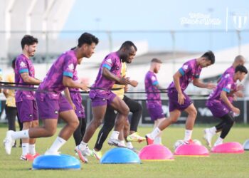 TERENGGANU mahu meneruskan rentak cemerlang Piala Malaysia dengan memburu gol awal apabila menentang Perak di Ipoh malam ini. 
– IHSAN TERENGGANU FC