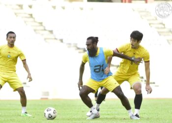 GARY Steven Robbat tidak sabar mahu membantu Melaka United keluar dari zon penyingkiran dan
membuktikan dirinya masih berbisa. - Ihsan MELAKA UNITED FC