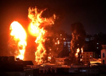 Letusan asap dan api dapat dilihat di Gaza ekoran pengeboman berterusan oleh pesawat tentera Israel malam tadi. - AFP