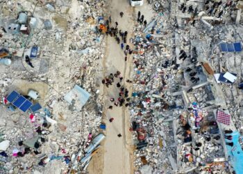 PASUKAN penyelamat dan penduduk tempatan mencari mangsa yang terperangkap di bawah sisa runtuhan bangunan kediaman di Kampung Besnia dekat bandar Harim di sempadan Syria-Turkiye yang musnah dalam kejadian gempa bumi, kelmarin. – AFP