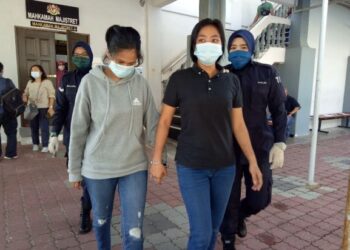 DUA wanita ahli kumpulan Geng Tam, Siti Salbiah Awang (kanan) dan Nurul Izzatie Ruslizan (kiri) mengaku bersalah di Mahkamah Majistret Sungai Petani atas kesalahan pecah rumah di Persiaran Aman Jaya, Bandar Amanjaya, Sungai Petani, hari ini. - FOTO/NUR SYAZWANA MANSOR