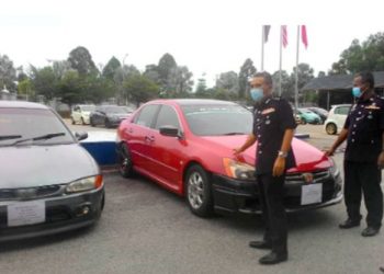 ADZLI Abu Shah (kiri) menunjukkan dua buah kereta yang dirampas daripada dua geng pecah rumah di Sungai Petani, Kedah hari ini.