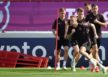 PEMAIN pertahanan Jerman, David Raum (depan) mengetuai latihan rakan sepasukan di Stadium Al Shamal, 
Doha menjelang pertemuan menentang Jepun. – AFP