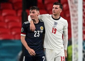 MASON Mount (kanan) berpelukan dengan Billy Gilmour sejurus tamat perlawanan England menentang Scotland, Sabtu lalu.  - MEDIA SOSIAL