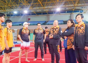 MOHD. Nasir Ali (tiga kanan) bersama dua Timbalan Chef de Mission, Sharon Wee (kanan) dan Datuk Shalin Zulkifli ketika melawat skuad gimnastik Sukan SEA Malaysia di Majlis Sukan Negara, Bukit Jalil semalam.