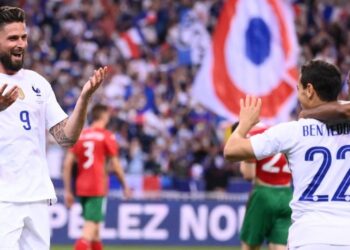 OLIVIER Giroud (kiri) meraikan jaringannya ketika menentang Bulgaria kelmarin. - AFP