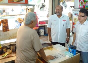 GOBIND Singh Deo (tengah) menyertai program 'walkabout' Liew Chin Tong di Gelang Patah, Iskandar Puteri.