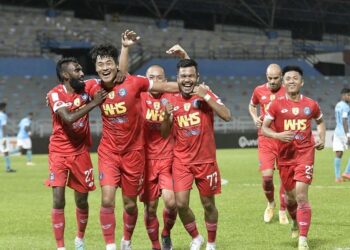 PARK Tae-soo  meraikan jaringan ‘roket’nya bersama rakan sepasukan ketika membantu Sabah mengikat Petaling Jaya City 1-1 dalam aksi pembukaan Piala Malaysia kelmarin. –  IHSAN SABAH FC