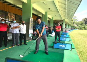 KHAIRUL Shahril Mohamed melakukan tee off pada Perasmian Akademi Golf Negeri Perak di Kelab Golf Diraja Perak di Ipoh hari ini. - UTUSAN/LIYANA RAMLI