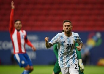 PAPU Gomez meraikan jaringannya selepas membantu Argentina menewaskan Paraguay 1-0 dalam perlawanan Copa Amerika di Stadium Mane Garrincha, Brasilia hari ini. - AFP