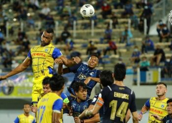 AKSI Herold Goulon ketika membantu Sri Pahang menentang Penang FC, Sabtu lalu. - IHSAN SRI PAHANG FC