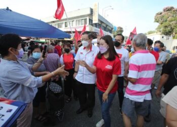 LIM Guan Eng (tengah) mengiringi Liow Cai Tung ketika program santai di Pasar Pagi Johor Jaya, Pasir Gudang, hari ini.