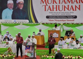 ABDUL Hadi Awang menyampaikan ucapan dasar sempena Muktamar Pas Ke-67 di Duyung Marina & Resort, Kuala Terengganu, Terengganu. - UTUSAN/PUQTRA HAIRRY ROSLI 