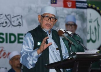 ABDUL Hadi Awang semasa berucap di Majlis Tuan Guru Presiden Pas "Jupo Oghe Terey" di Pasar Peringat, Kota Bharu, Kelantan, hari ini. - FOTO/KAMARUL BISMI KAMARUZAMAN