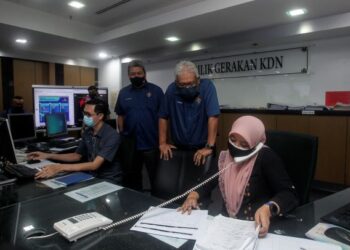 HAMZAH Zainuddin melawat Bilik Gerakan KDN selepas Mesyuarat Khas Pelaksanaan 'Total Lockdown' Fasa Pertama di Kementerian Dalam Negeri, Putrajaya. - FOTO/FAISOL MUSTAFA