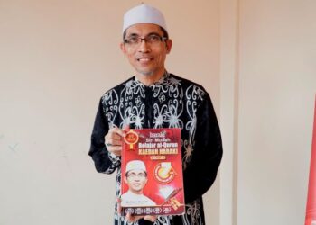 Zakaria Nasirudin menunjukkan buku Kaedah Haraki yang dihasilkannya untuk membantu mempelajari al-Quran.