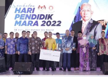 MAHDZIR Khalid bersama penerima anugerah pendidik pada Majlis Sambutan Hari Pendidik Mara 2022 di Kuala Lumpur, hari ini. - FOTO/MOHD. FARIZWAN HASBULLAH