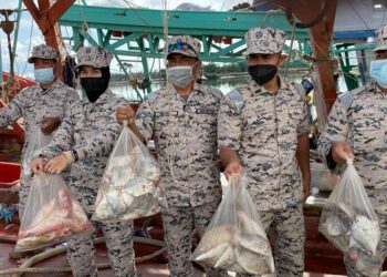 KHAIRUN Dalilah Baharin (dua kiri) menunjukkan sebahagian hasil ikan dari bot nelayan asing Vietnam di Tok Bali, Pasir Puteh, Kelantan,  hari ini.