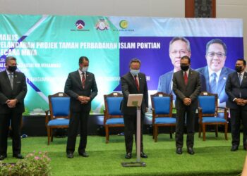 HASNI Mohammad (tengah) melancarkan projek Taman Perbadanan Islam Pontian secara maya di Kota Iskandar, Johor.