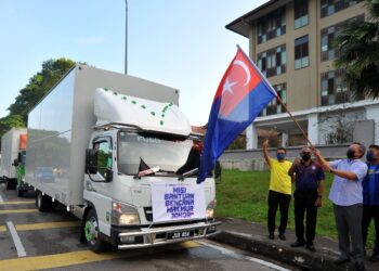 HASNI Mohamad (tiga dari kanan) melepaskan konvoi membawa bantuan banjir ke Selangor sempena Misi Bantuan Bencana Makmur Johor di Pejabat Umno Johor. -UTUSAN/RAJA JAAFAR ALI