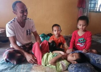 MOHD. Hasrul Muda bersama tiga anaknya termasuk seorang kurang upaya di rumah sewa mereka di Kampung Pantai Ali, Hulu Terengganu, Terengganu. - UTUSAN/NOOR HAYATI MAMAT