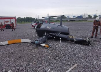 HELIKOPTER persendirian jenis Robinson R66 Turbine yang terhempas setelah melakukan pendaratan cemas dan mengakibatkan dua mangsa cedera di Zon Perdagangan Bebas Pelabuhan Klang (PKFZ), Pelabuhan Klang, Selangor, hari ini.