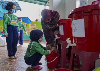 murid-murid perlu  membasuh tangan sebelum memasuki kelas ketika peningkatan kes HFMD  yang banyak berlaku di di taska dan pusat jagaan harian di seluruh negara. – MINGGUAN/ FARIZ RUSADIO