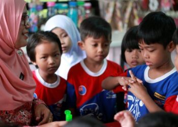 MURID-MURID diajar cara membersihkan tangan dengan betul bagi mengelak daripada dijangkiti HFMD.