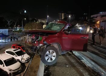 KERETA mangsa merempuh penghadang dengan keadaan sebahagian kereta tergantung di atas jejambat di Mahkota Parade, Banda Hilir, Melaka. - UTUSAN/DIYANATUL ATIQAH ZAKARYA