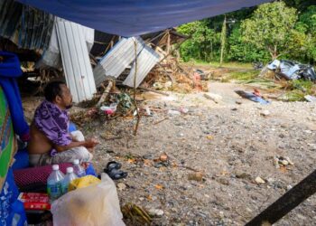 RAMLI Ahmad termenung di tepi rumahnya yang ranap akibat arus deras air sungai dalam kejadian banjir di Kampung Batu 19, Sungai Lui di Hulu Langat, semalam.  -UTUSAN/MUHAMAD IQBAL ROSLI