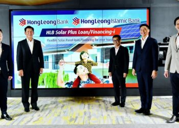 PENGURUSAN tertinggi Hong Leong Bank,  Hong Leong Islamic Bank, Solaroo System dan ERS Energy bergambar selepas pelancaran kemudahan Pembiayaan-i Solar Plus HLB.