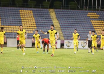 KEGEMBIRAAN pemain Malaysia B-23 meraikan gol penyamaan Faiz Amer Runnizar hanya bertahan seketika sebelum tumbang 1-2 kepada Timor Leste dalam aksi persahabatan di Stadium UiTM, Shah Alam kelmarin. – IHSAN FAM